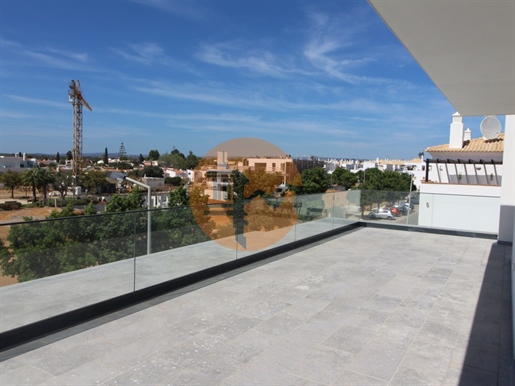 Apartment T1 +1, on the first floor, 2 minutes from the marginal of Cabanas
