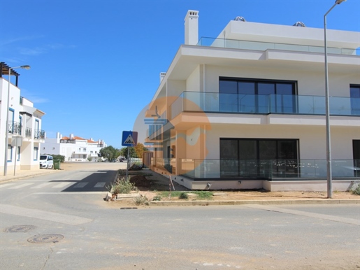 Apartment T1 +1, on the first floor, 2 minutes from the marginal of Cabanas