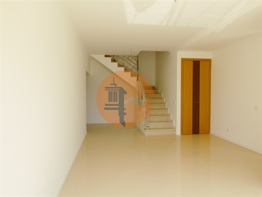 Apartamento T4, duplex de 1.º e 2.º andar em Tavira