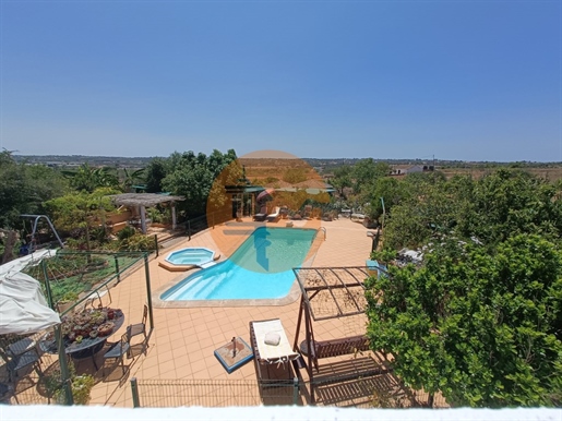 Villa with swimming pool and large plot of land in Lagoa.