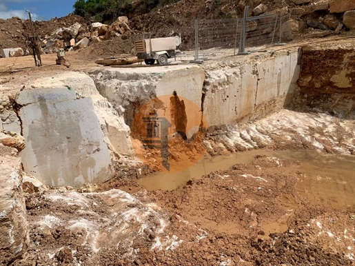 Lioz stone quarry, licensed and in exploration, for sale.