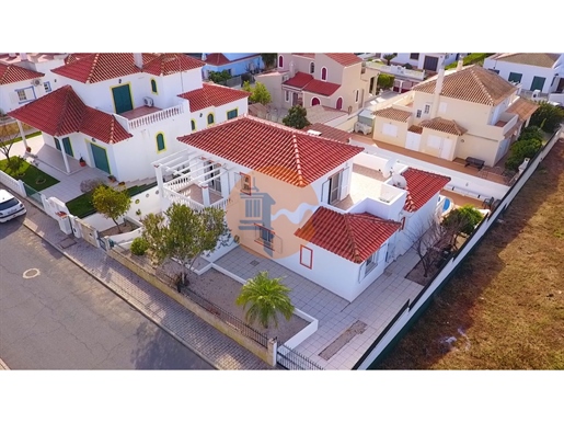 Fantástica villa de 4 dormitorios con parking, jardín, piscina y zona de barbacoa en Altura