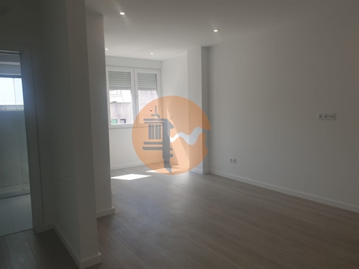 2 bedroom apartment completely renovated with equipped kitchen, 4 minutes walk from the Train Statio