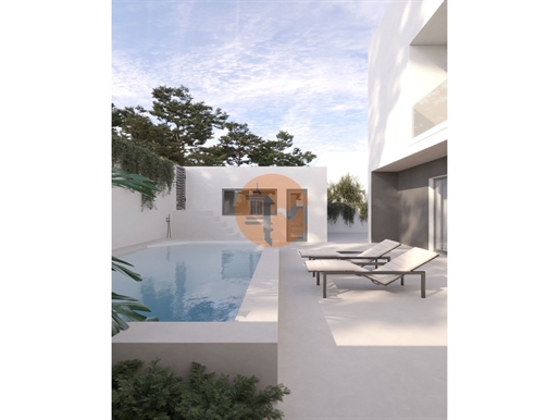 Magnifique villa de 4 chambres avec piscine et garage!