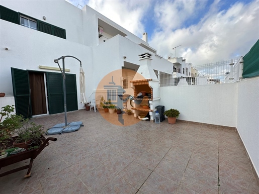 2 bedroom townhouse with sea views, large terraces and patios!