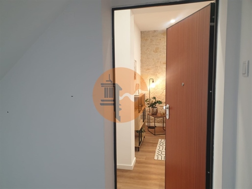 2 bedroom apartment completely renovated with equipped kitchen, furnished and terrace, 6 minutes wal
