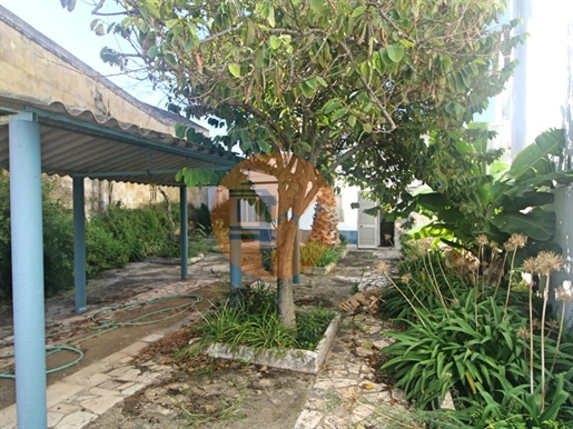 Casa con 3 camere da letto e cortile da ristrutturare nel centro di Tavira