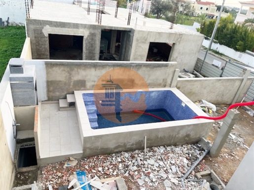 Moradia geminada nova de 3 quartos em Bernarda, Altura, com terraço.