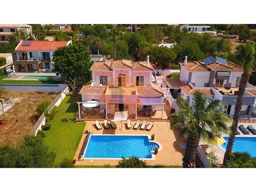 Magnificent detached traditional-style villa with pool in a privileged location in the Algarve!