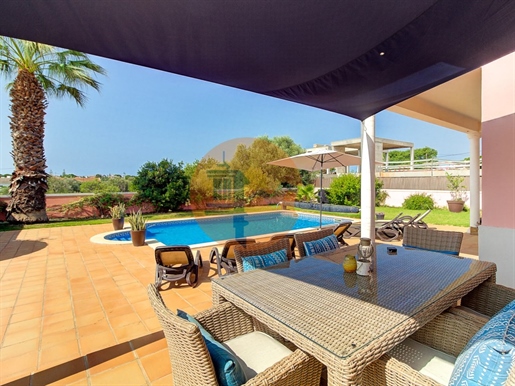 Magnífica moradia isolada de estilo tradicional com piscina em localização privilegiada no Algarve!