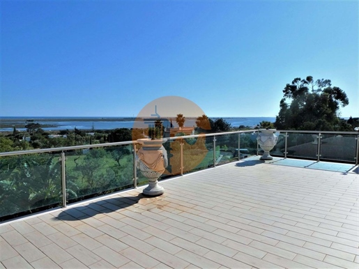 De elegantie en verfijning van het leven in een prachtige villa, met een uniek uitzicht op de Ria Fo