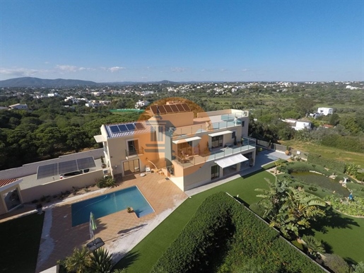 The elegance and refinement of living in a beautiful villa, with unique views of the Ria Formosa