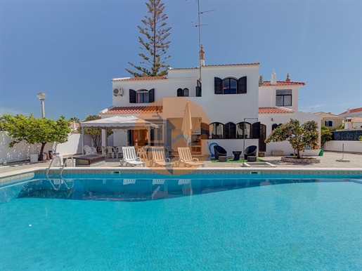 Moradia de luxo T5 com grande piscina em venda na Praia da Alagoa no Algarve