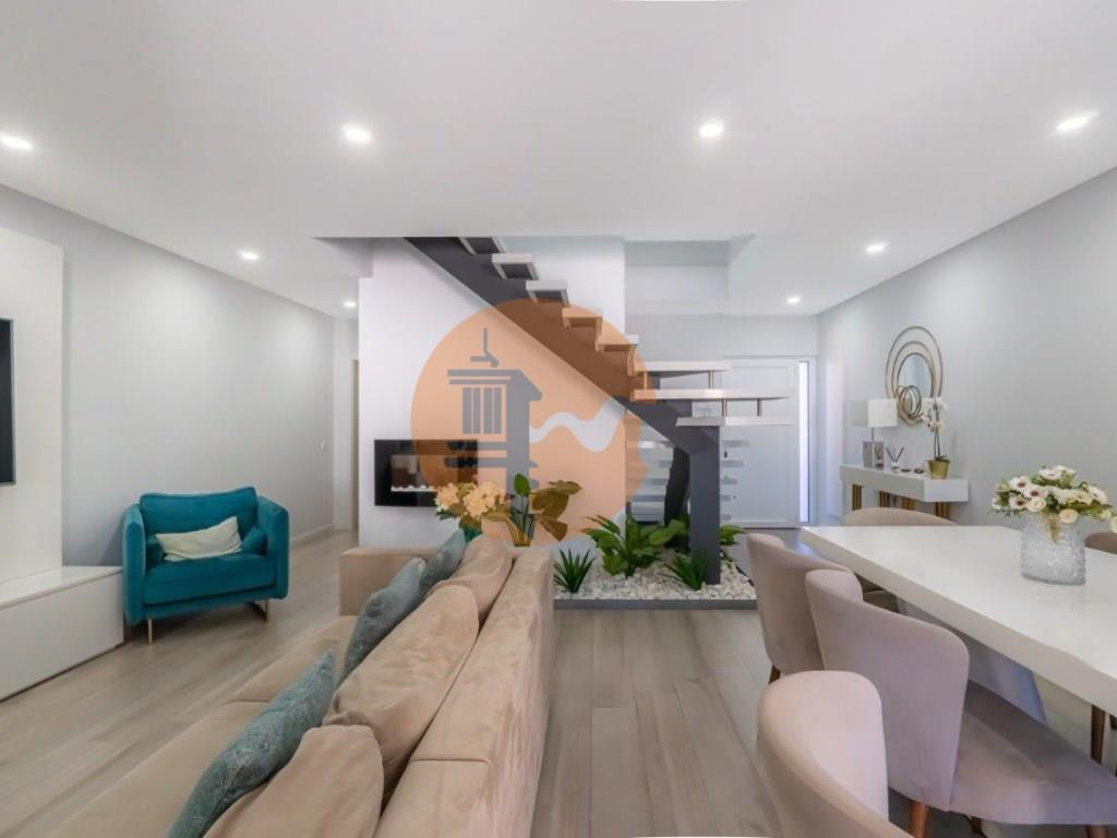 Villa T3+1 avec Piscine Privée à Vila Real de Santo António