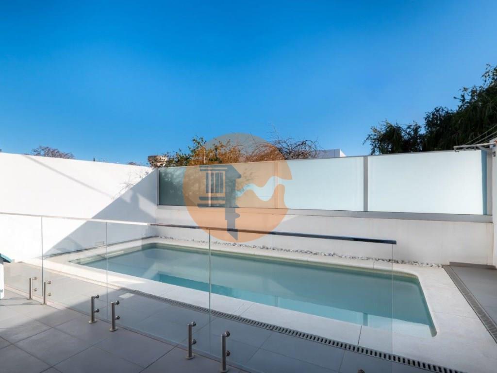 Villa T3+1 avec Piscine Privée à Vila Real de Santo António