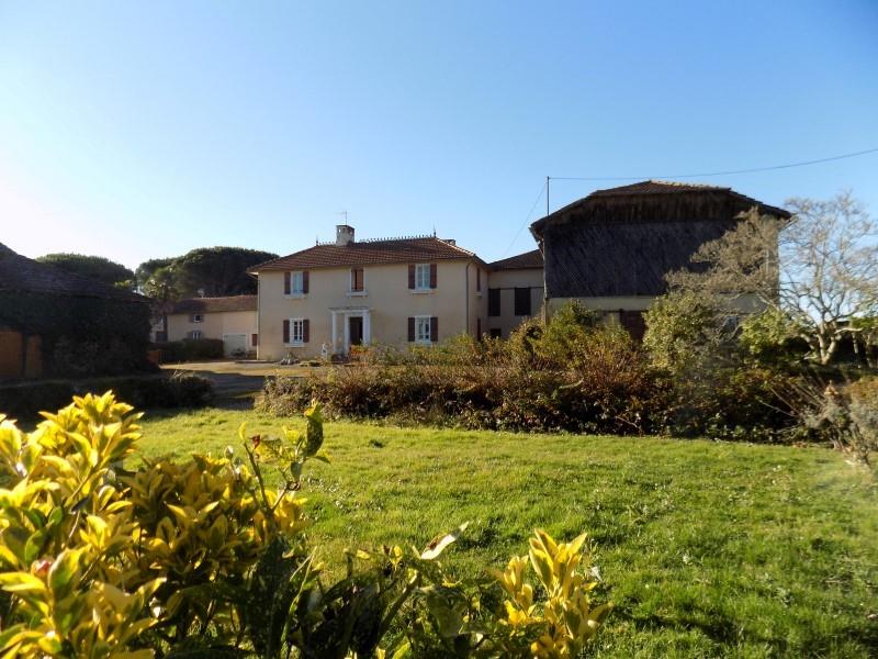 Residencia gascona en el campo con vistas a los Pirineos