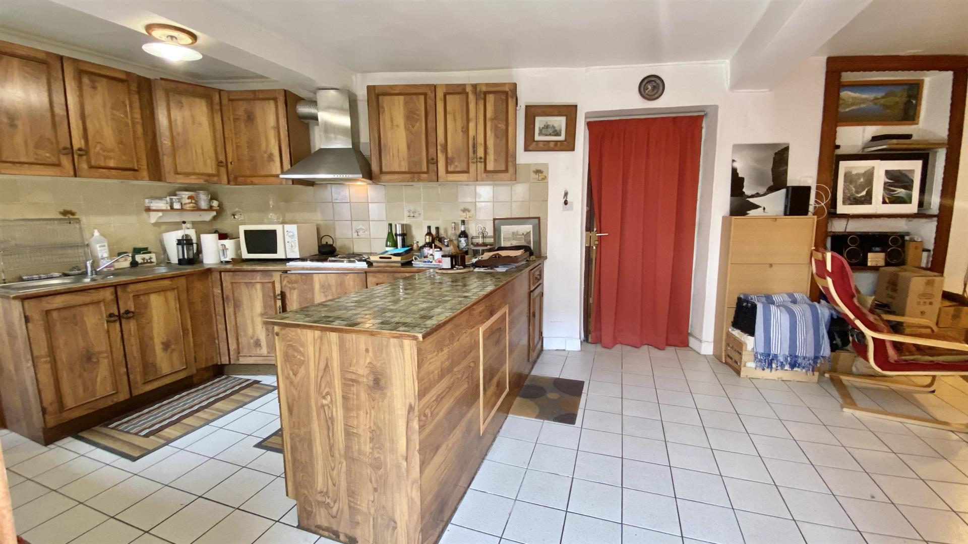 3-Room village house with small garden, town center, Luz St Sauveur