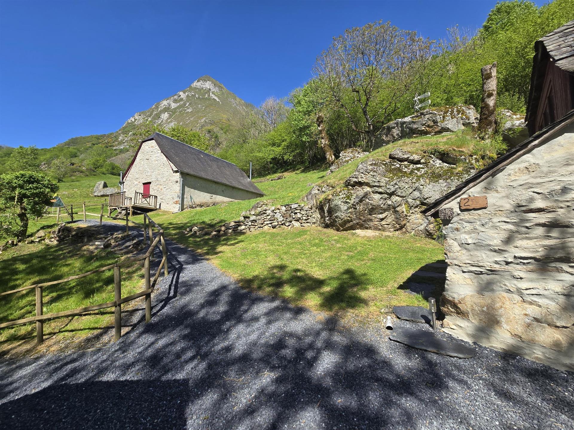 Set of 3 renovated barns in the Val D'azun