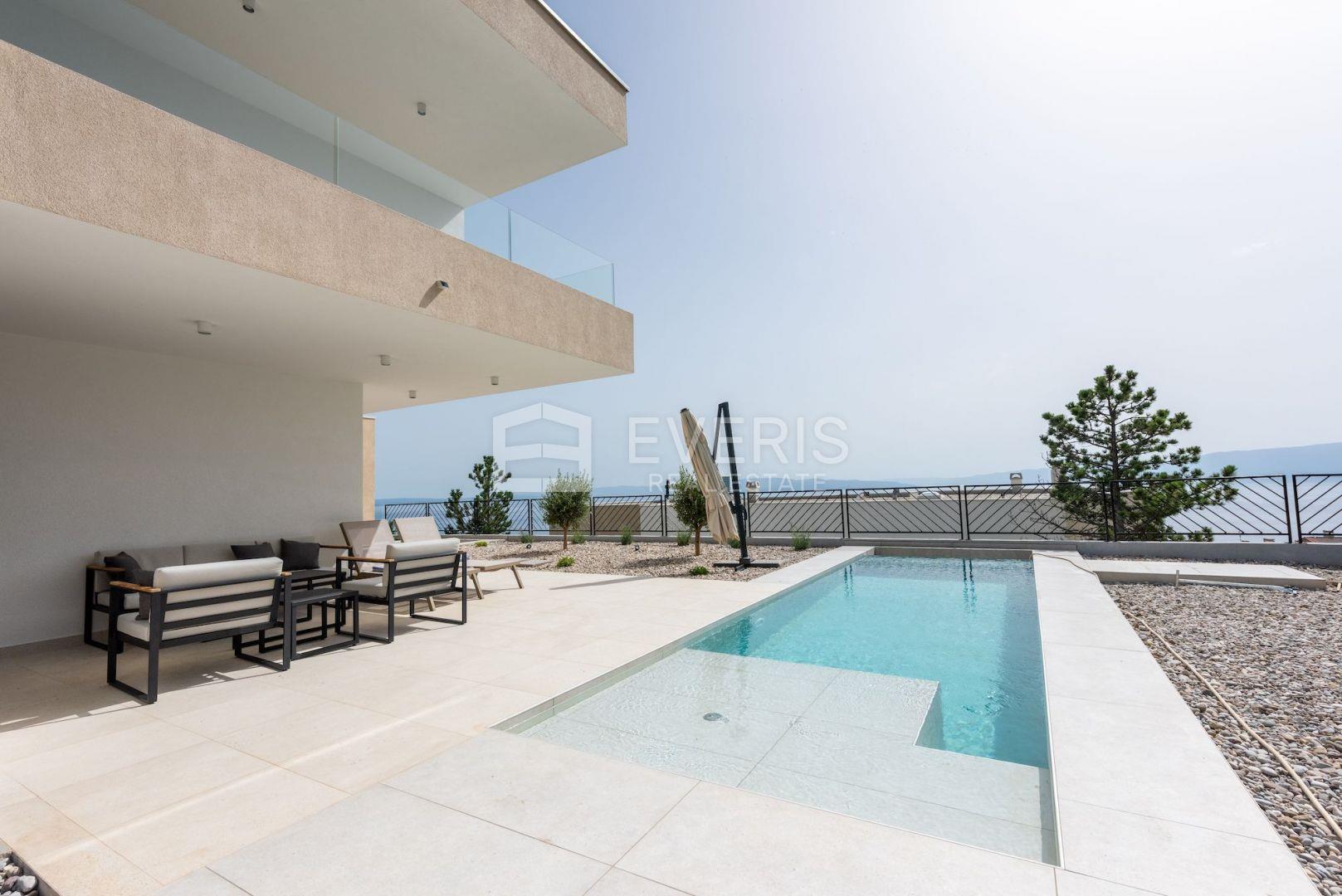 Kostrena, three-story apartment 208 m2 with pool and sea view