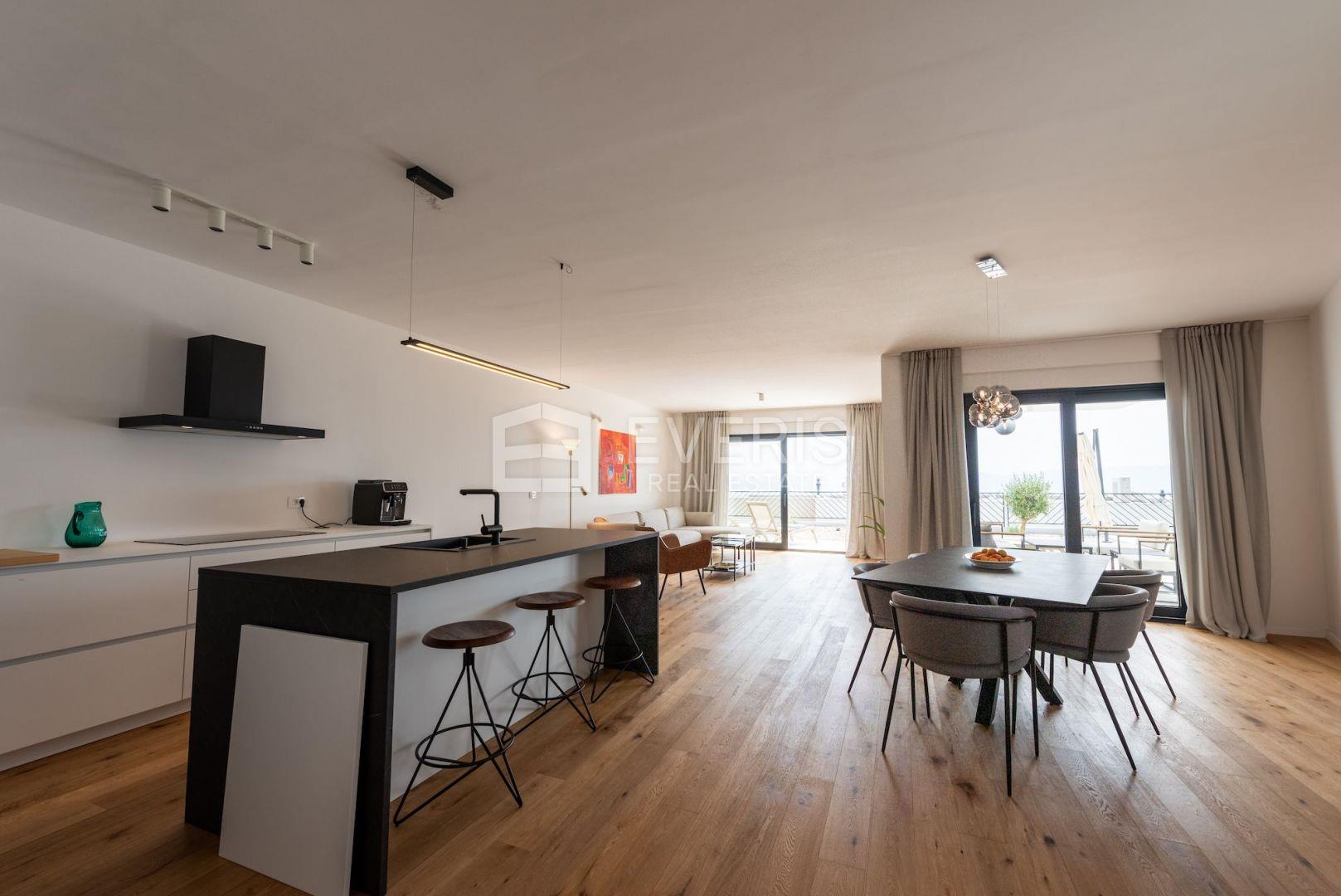 Kostrena, three-story apartment 208 m2 with pool and sea view