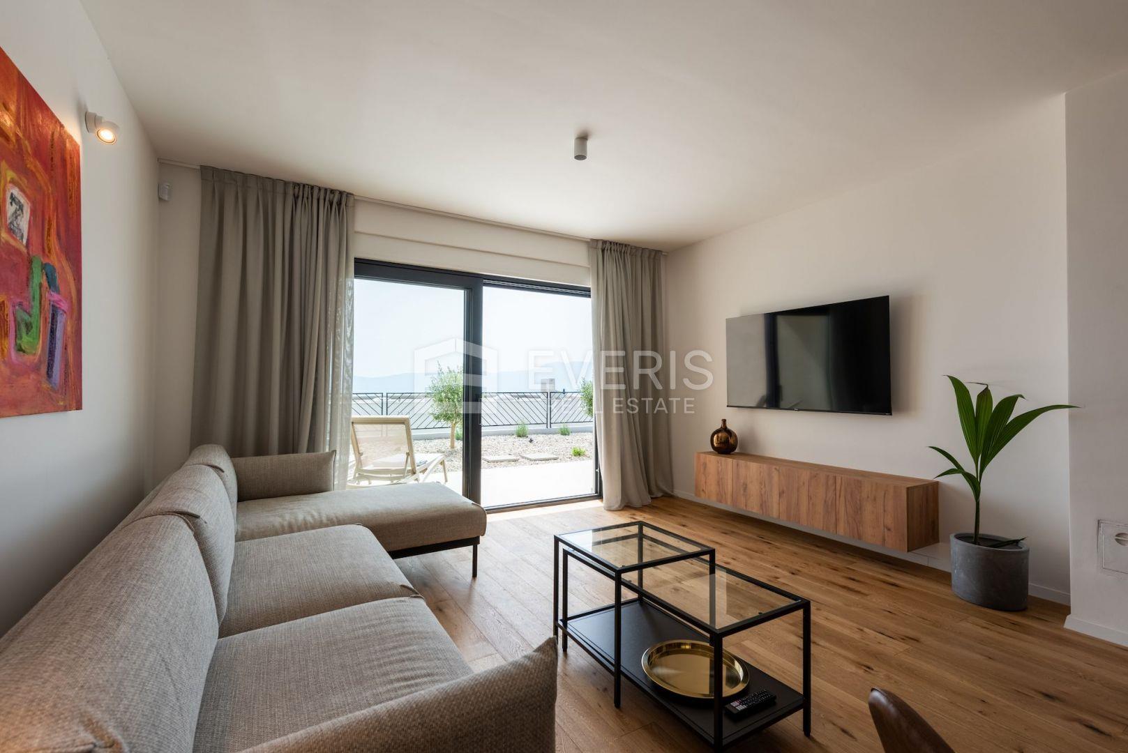 Kostrena, three-story apartment 208 m2 with pool and sea view