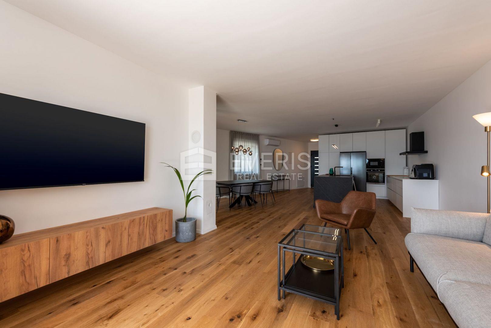 Kostrena, three-story apartment 208 m2 with pool and sea view
