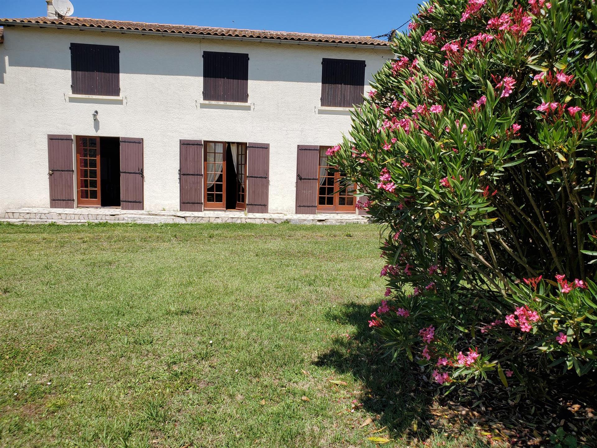 Maison 8 pièces , surface de 197 m2 + Dépendances , située sur la commune de: Barzan