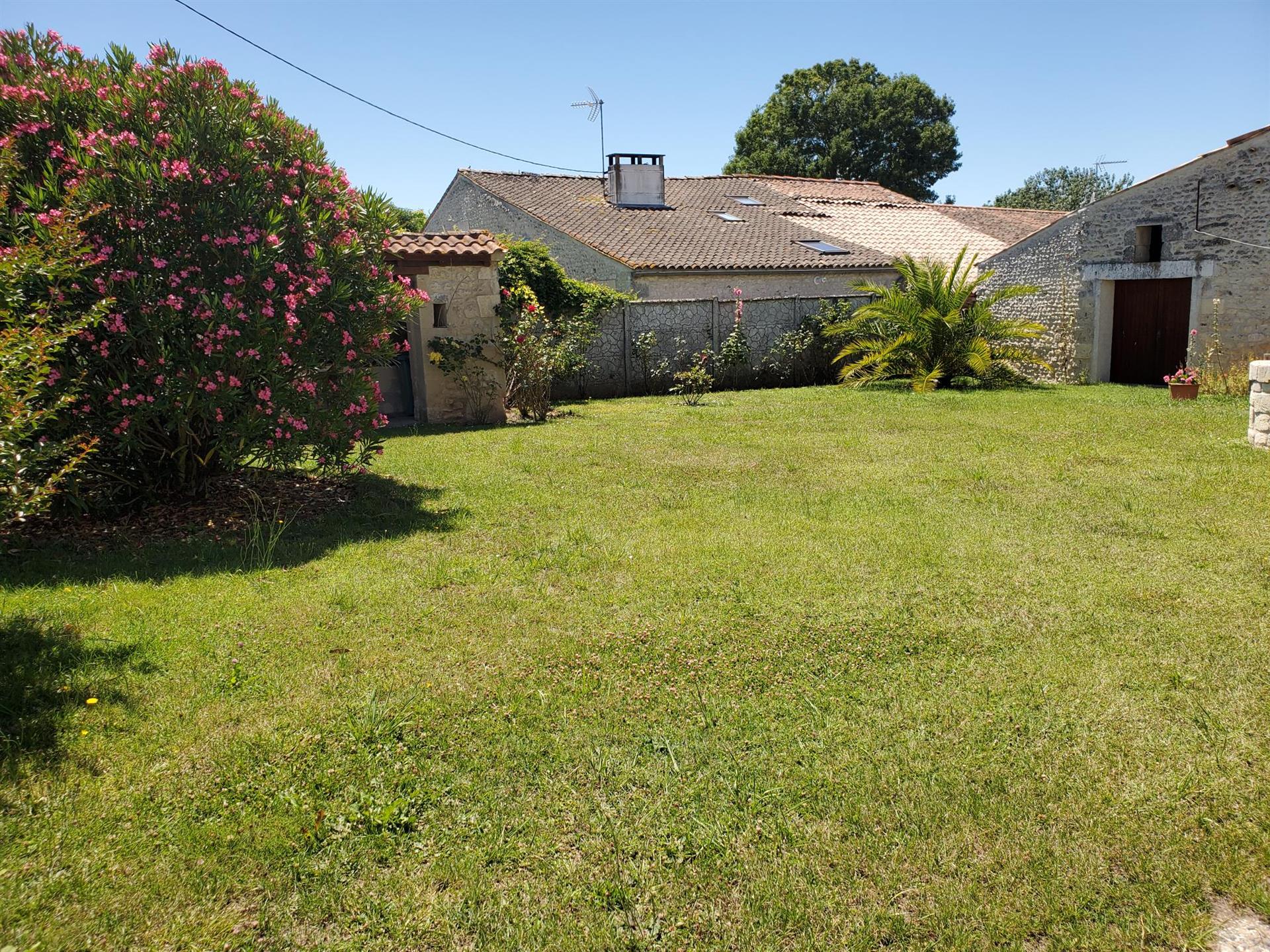 Maison 8 pièces , surface de 197 m2 + Dépendances , située sur la commune de: Barzan