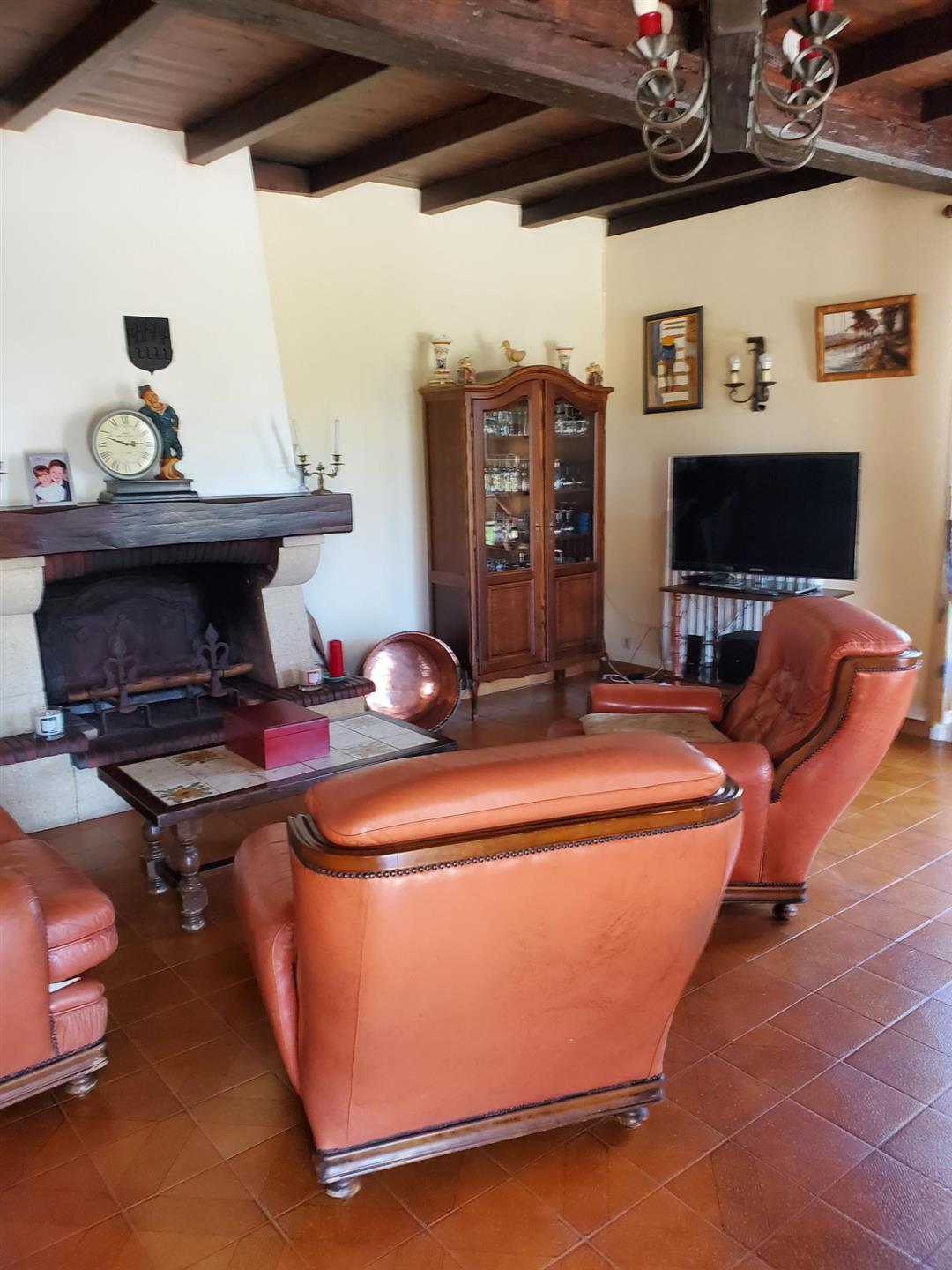 Maison 8 pièces , surface de 197 m2 + Dépendances , située sur la commune de: Barzan