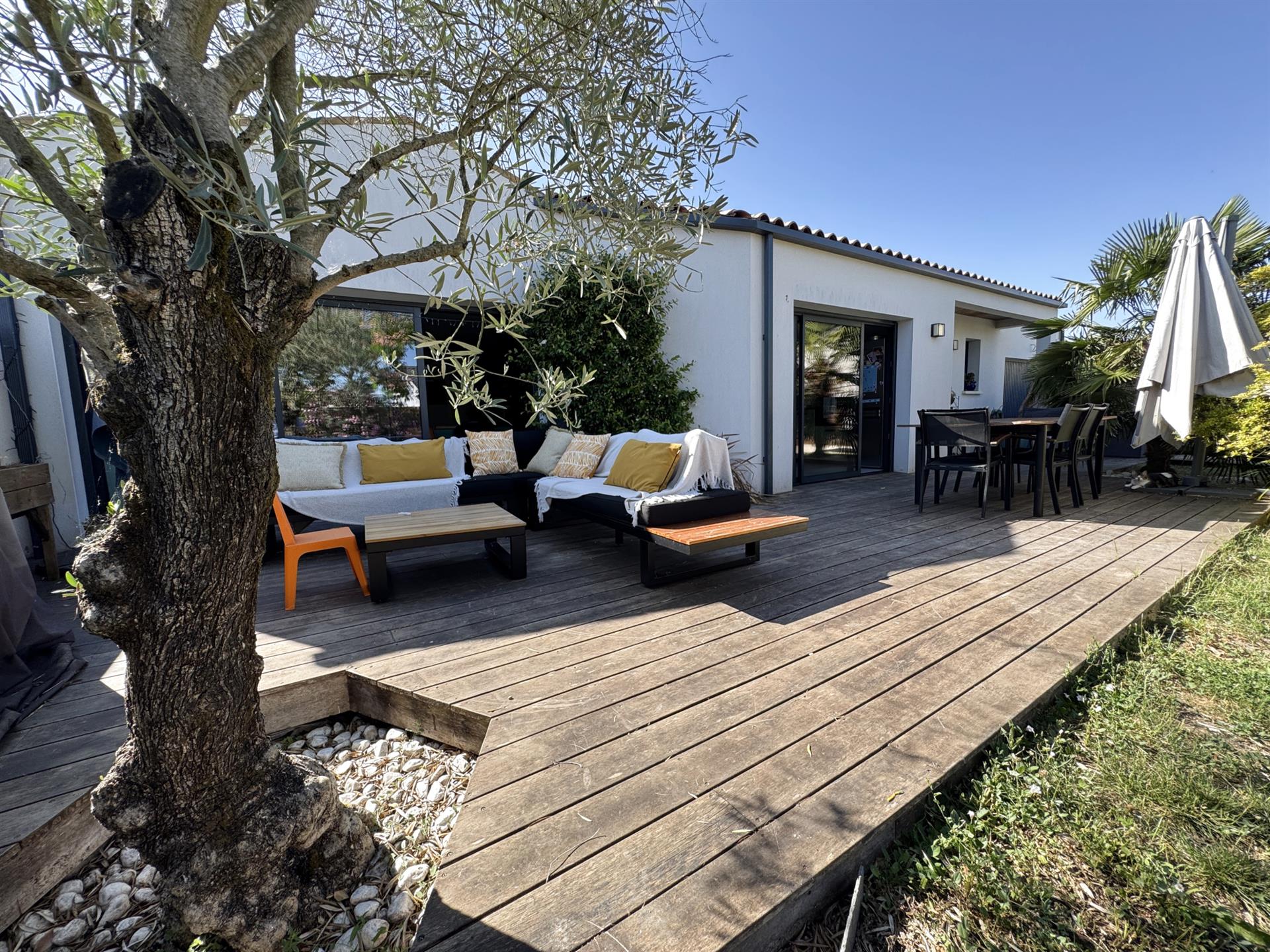 Modern single-storey house, about 110 m2 and garden without vis-à-vis, close to beaches and shops