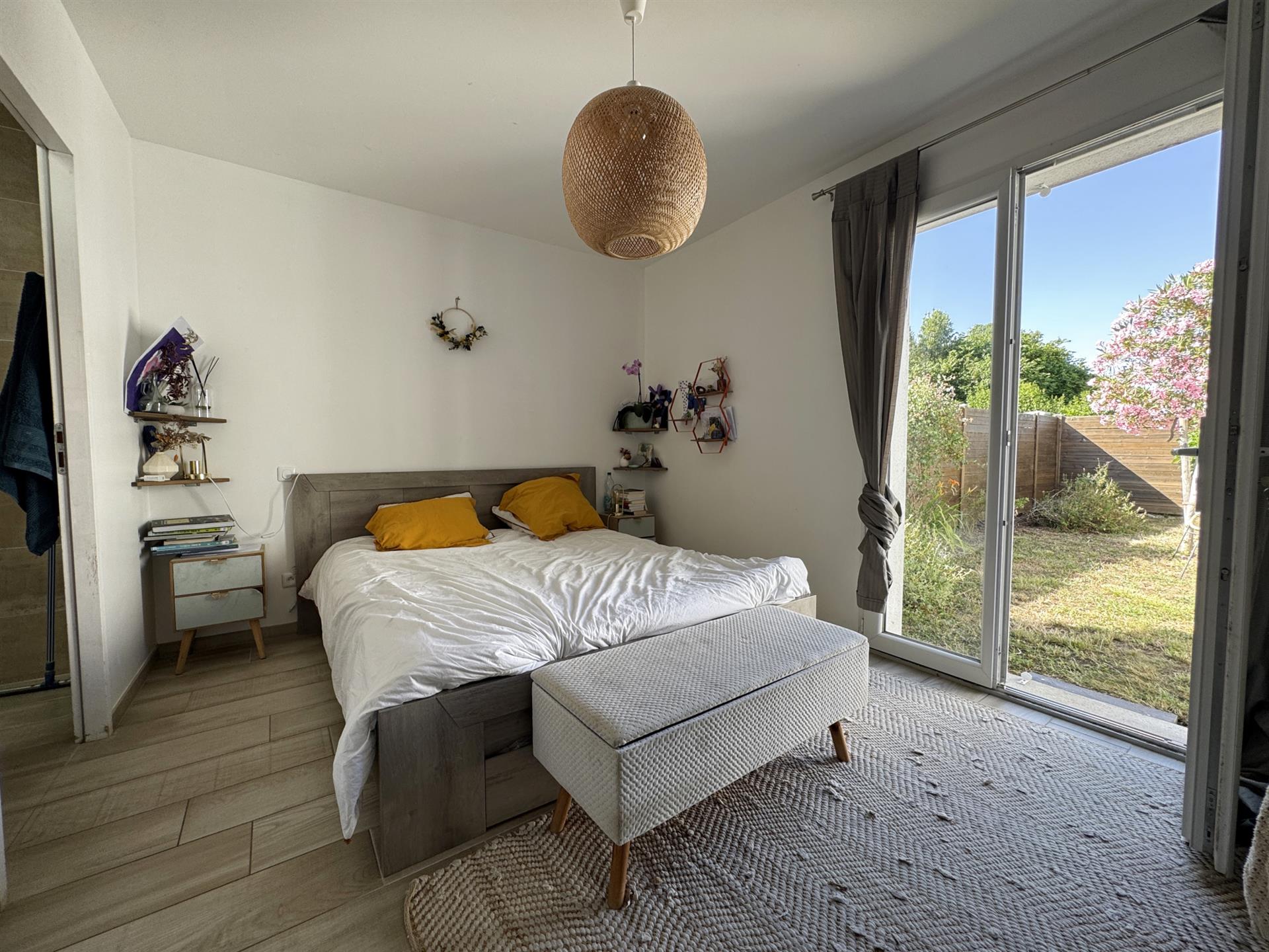 Modern single-storey house, about 110 m2 and garden without vis-à-vis, close to beaches and shops