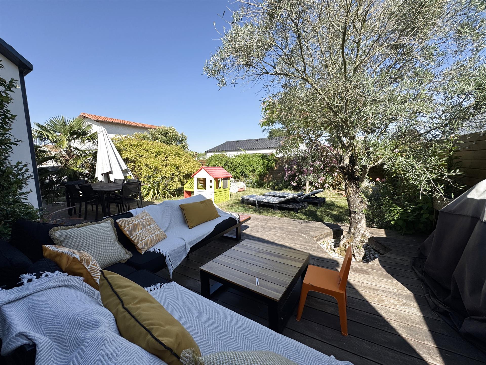 Modern single-storey house, about 110 m2 and garden without vis-à-vis, close to beaches and shops