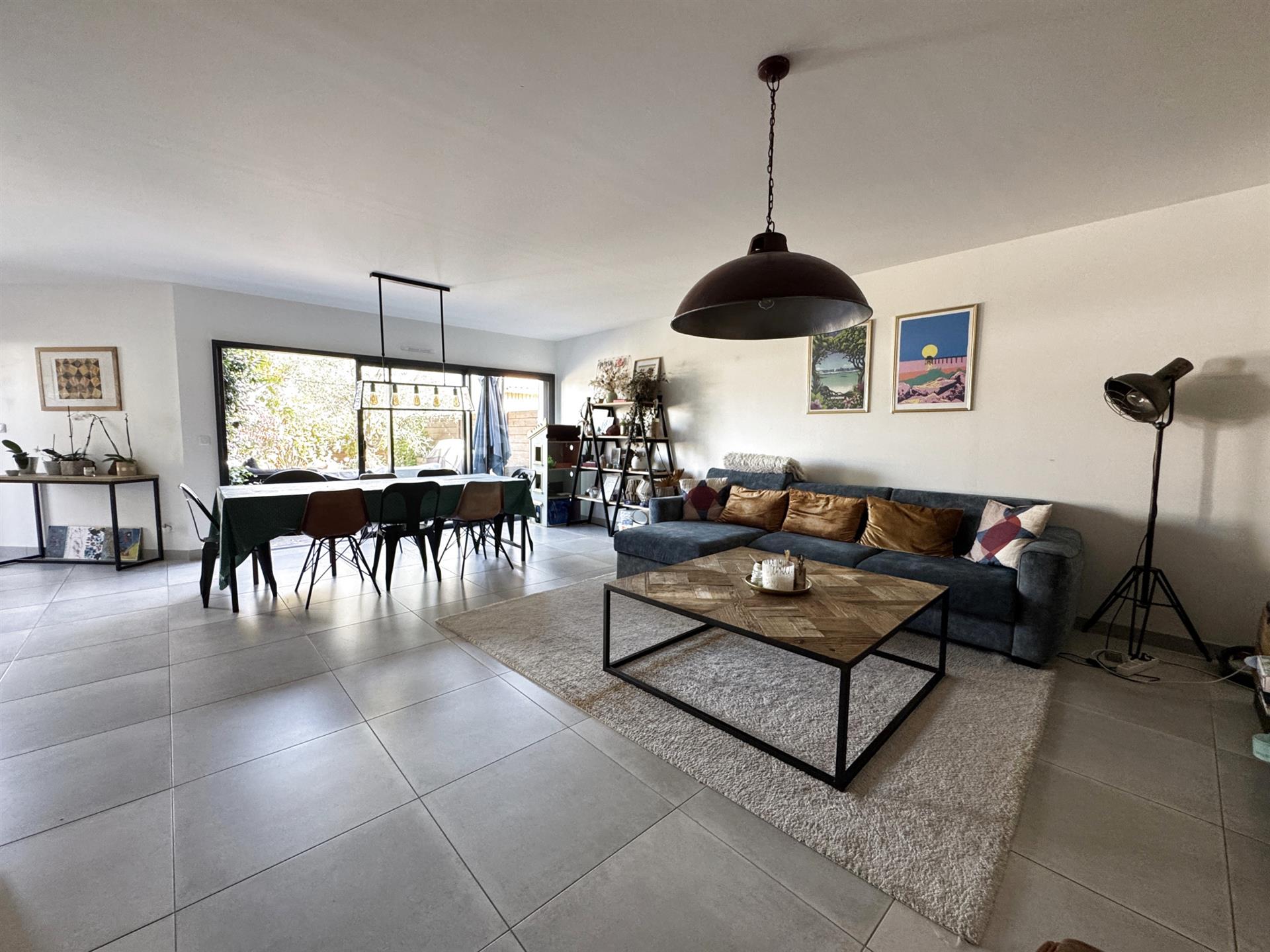 Modern single-storey house, about 110 m2 and garden without vis-à-vis, close to beaches and shops