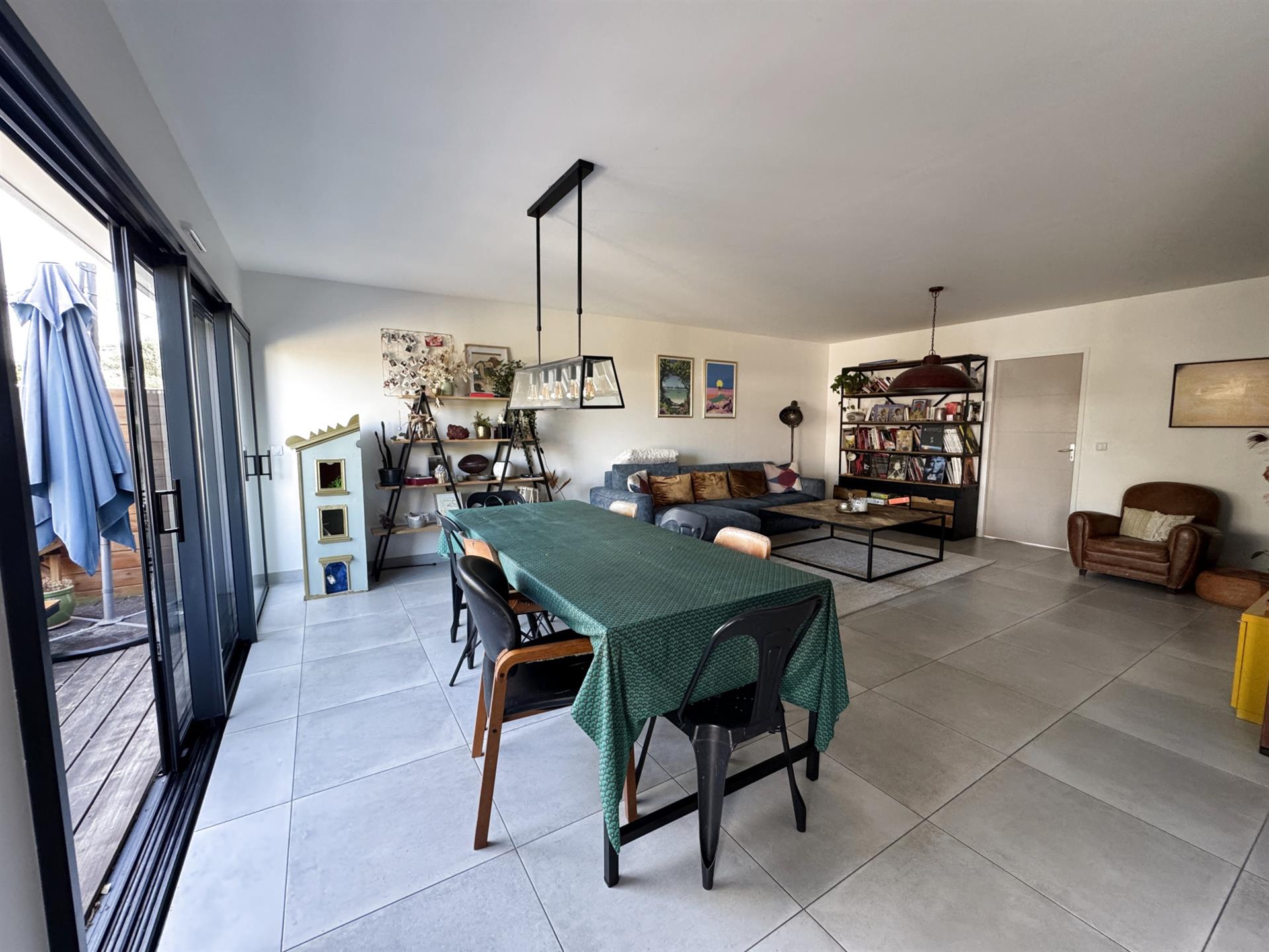 Modern single-storey house, about 110 m2 and garden without vis-à-vis, close to beaches and shops