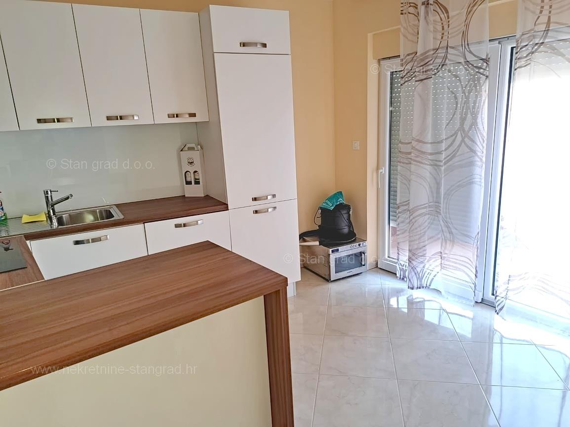 Crikvenica, spacious apartment with a view and a garage!