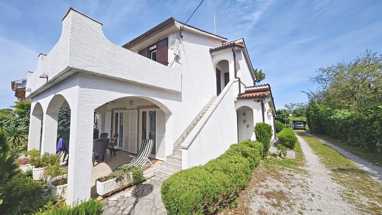 Krk area, house with five apartments in a quiet location!