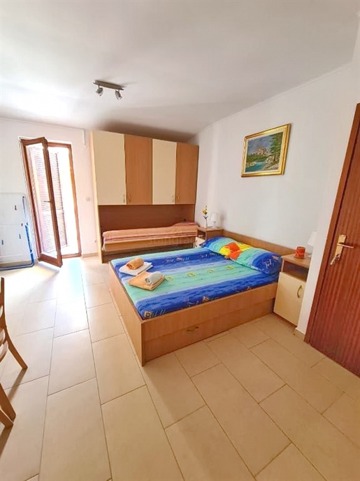 Njivice, terraced house with 3 apartments and a garden, near the sea!