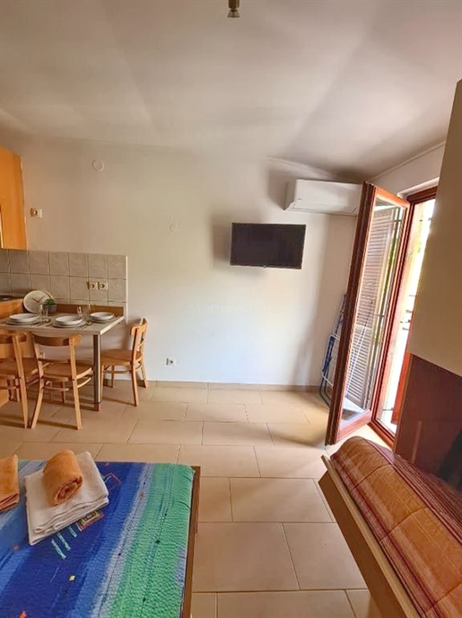 Njivice, terraced house with 3 apartments and a garden, near the sea!