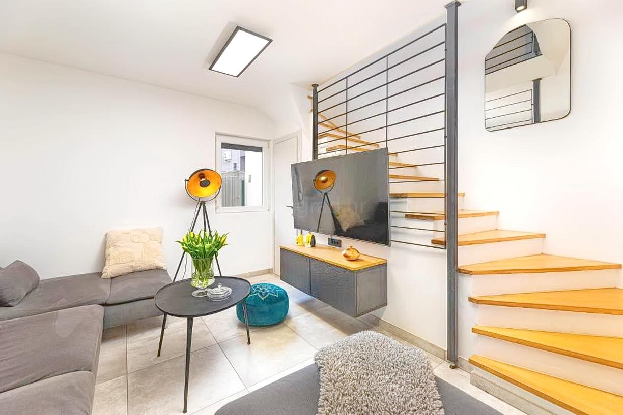 Malinska, beautiful three-story apartment with a garden and a view!