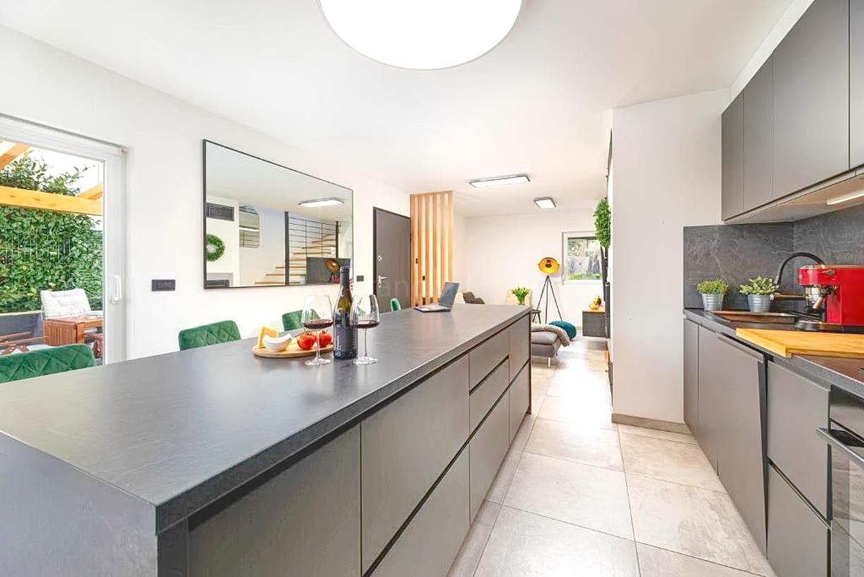 Malinska, beautiful three-story apartment with a garden and a view!