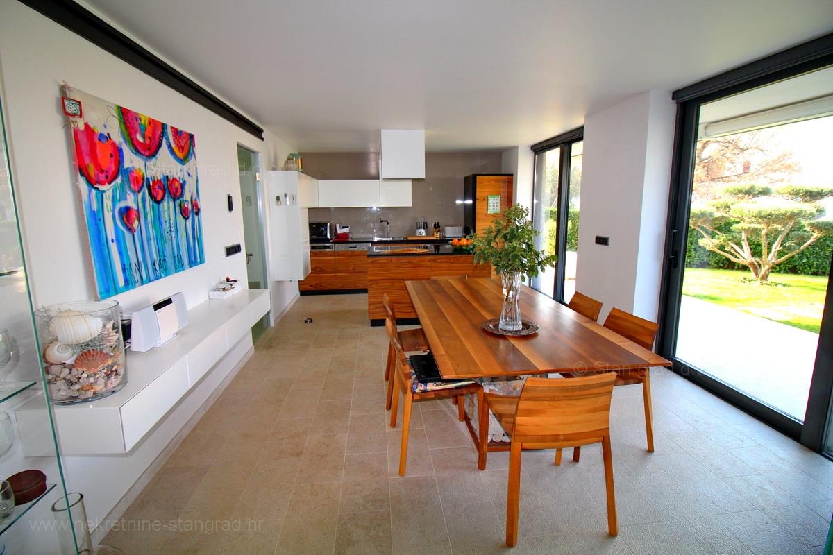 Malinska, attractive modern apartment with garden and garage, For Sale