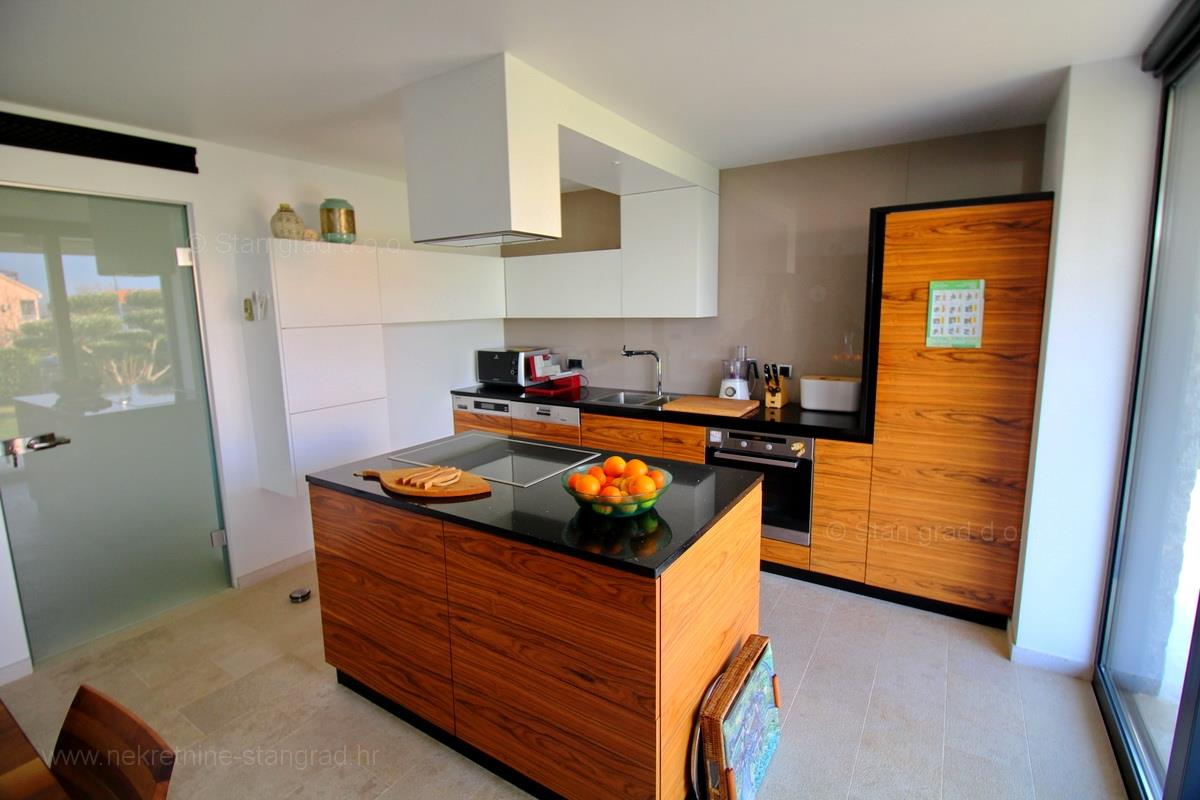 Malinska, attractive modern apartment with garden and garage, For Sale