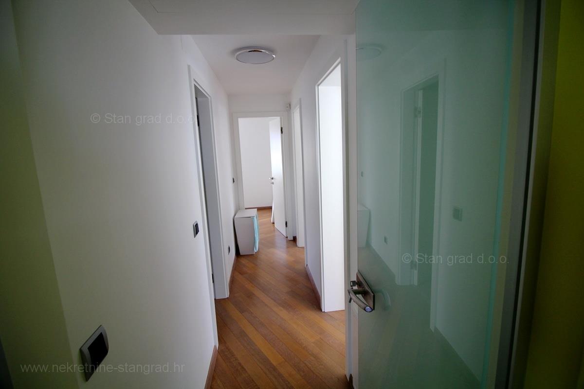 Malinska, attractive modern apartment with garden and garage, For Sale