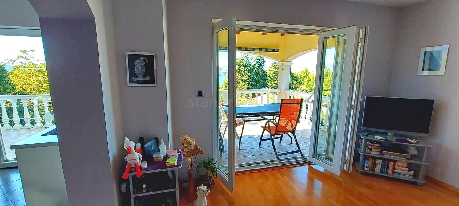 Omišalj, detached house with 4 apartments close to the beach!