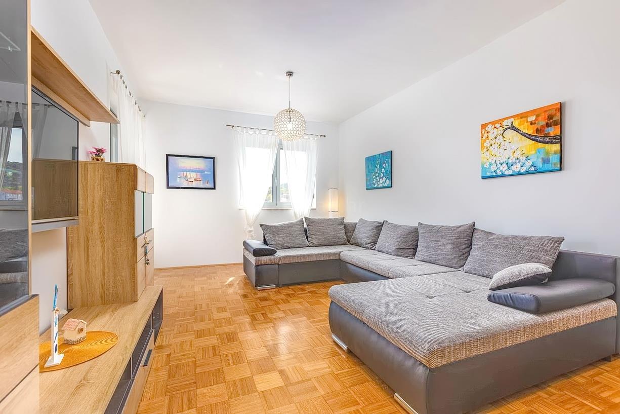 Vrbnik, spacious three-bedroom apartment with sea view!