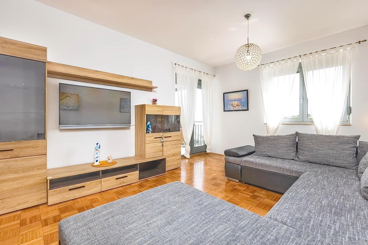 Vrbnik, spacious three-bedroom apartment with sea view!