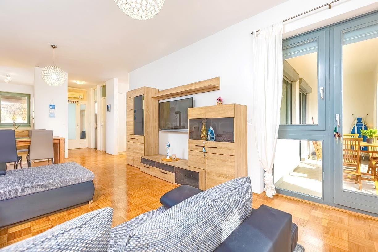 Vrbnik, spacious three-bedroom apartment with sea view!