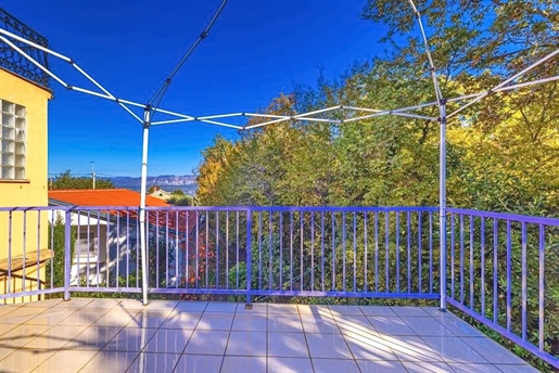 Soline Bay, semi-detached house with two apartments in a quiet location!