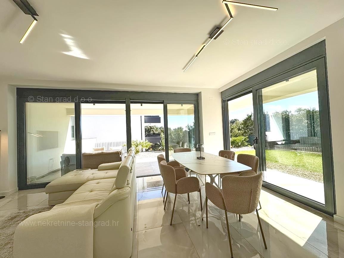 Krk, modern two-bedroom apartment on the ground floor with a garden!
