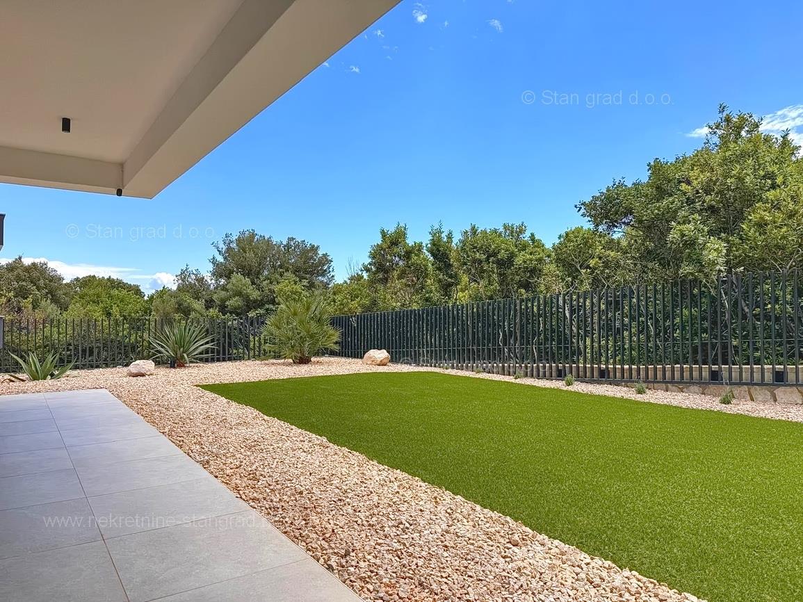 Krk, modern two-bedroom apartment on the ground floor with a garden!